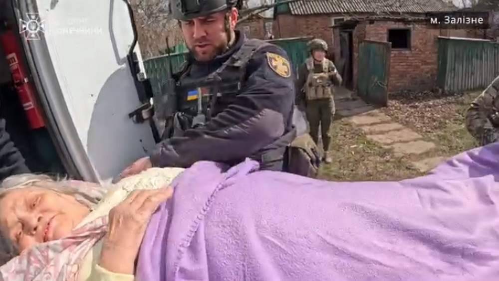 Полиция эвакуировала двух женщин из Бахмутского района (видео)
