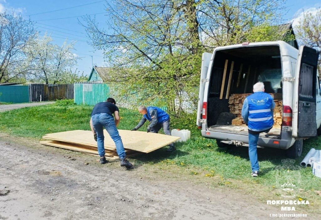 Ворог вдарив ракетою "Гром" по Першотравневому старостинському округу на Донеччині, пошкоджено 15 будинків