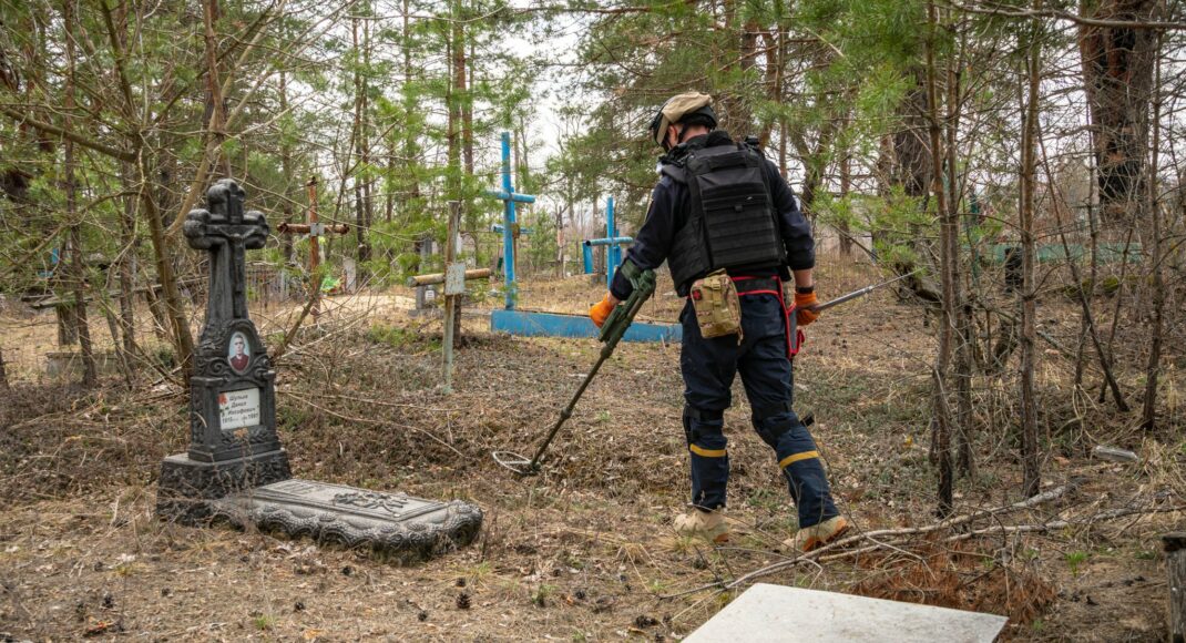 На Донеччині напередодні Великодніх свят піротехніки ДСНС обстежують кладовища