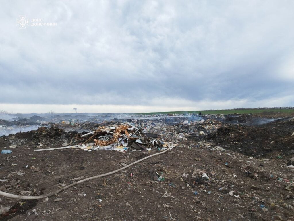 В Українську на Донеччині на полігоні твердих побутових відходів рятувальники 9 годин боролися з пожежею (фото)