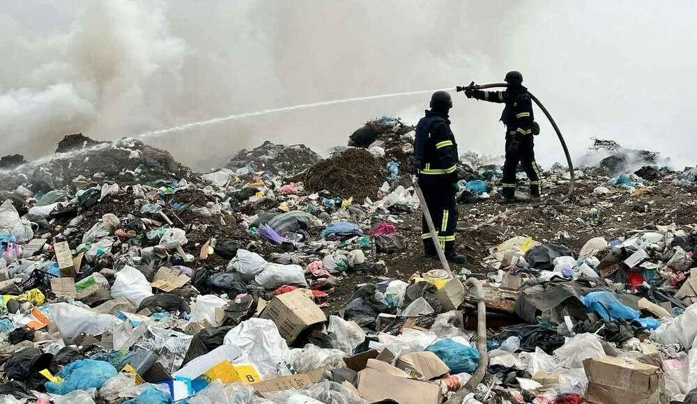 В Украинске Донецкой области на полигоне твердых бытовых отходов спасатели 9 часов боролись с пожаром (фото)
