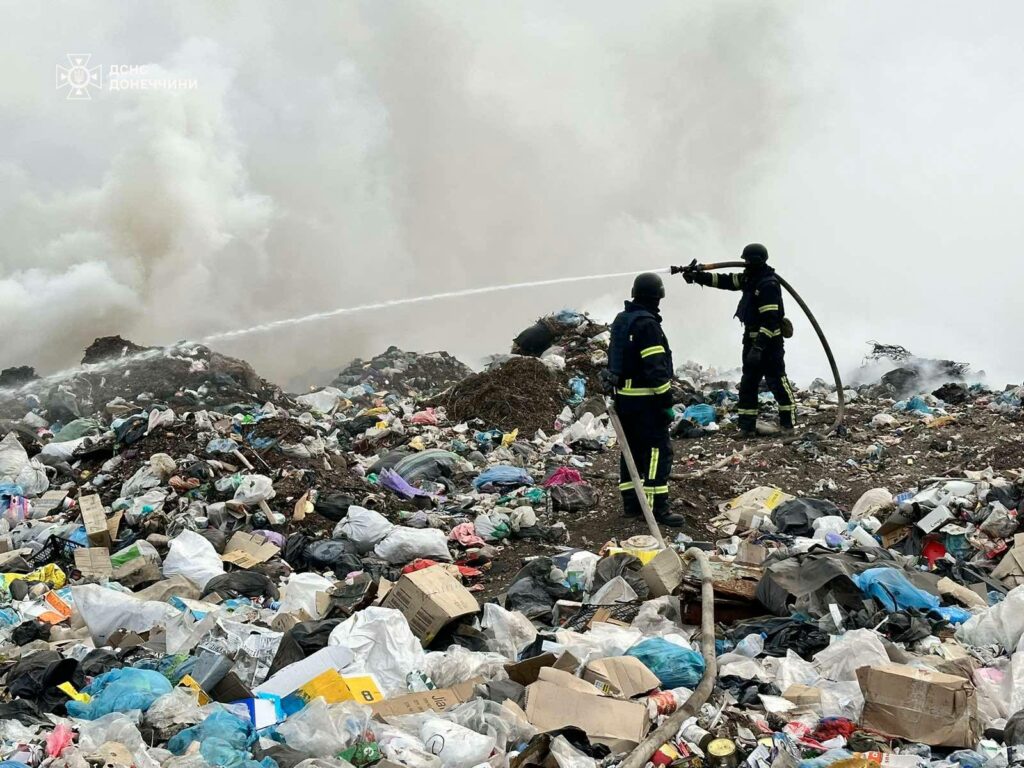 В Українську на Донеччині на полігоні твердих побутових відходів рятувальники 9 годин боролися з пожежею (фото)