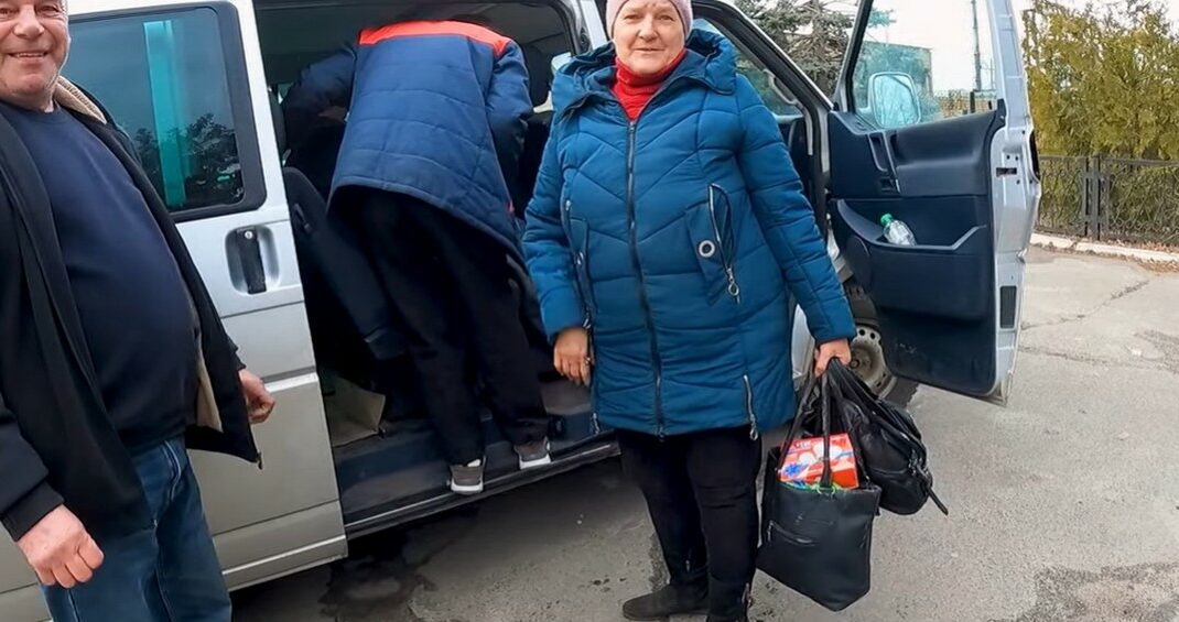 Из уничтоженного врагом дома на Лиманщине "белые ангелы" эвакуировали семью с 97-летним дедушкой (видео)