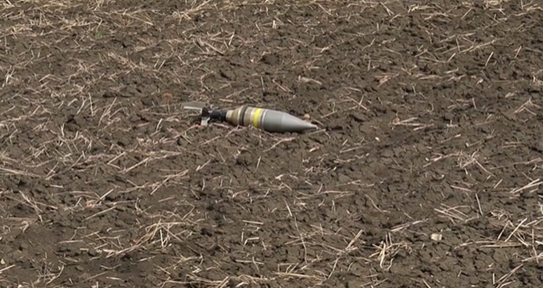 В Донецкой области мужчина во время сельхозработ обнаружил 2 гранатометных выстрела (видео)