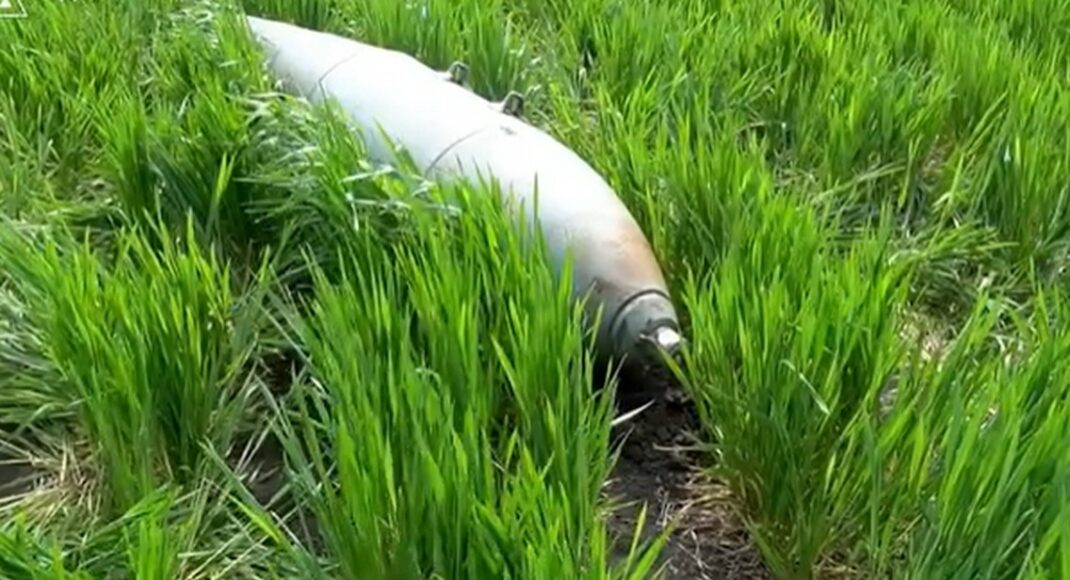 В Донецкой области во время работ на сельскохозяйственном угодье аграрий нашел авиабомбу (видео)