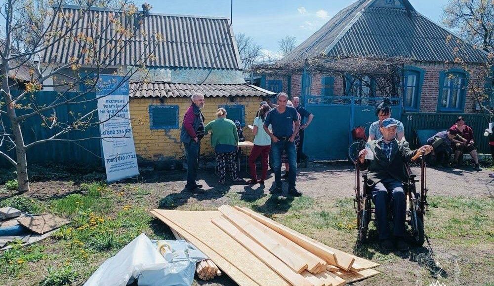 У Першотравневому старостинському округу на Донеччині відновлюють оселі після ворожого обстрілу