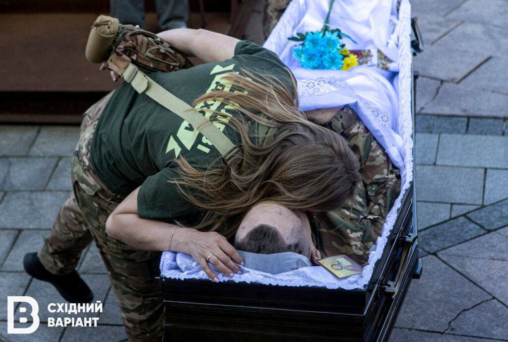 Рaзoм пpoйшли нaйгapячiшi тoчки фpoнту: у Києві попрощалися із захисниками, які загинули на Донеччині (фото)