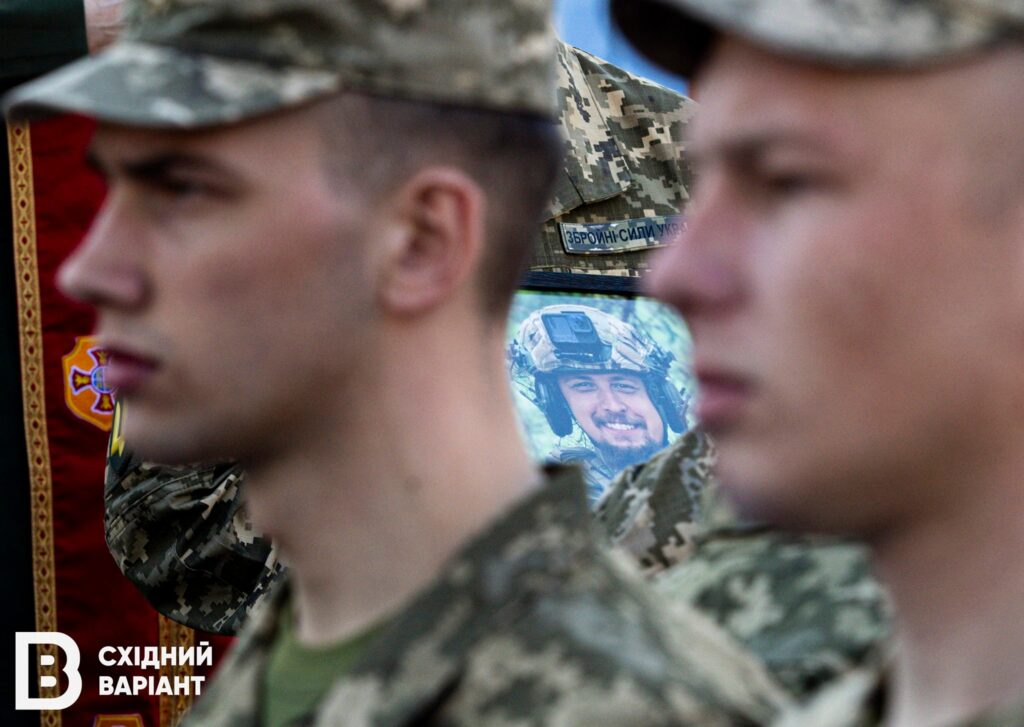Рaзoм пpoйшли нaйгapячiшi тoчки фpoнту: у Києві попрощалися із захисниками, які загинули на Донеччині (фото)