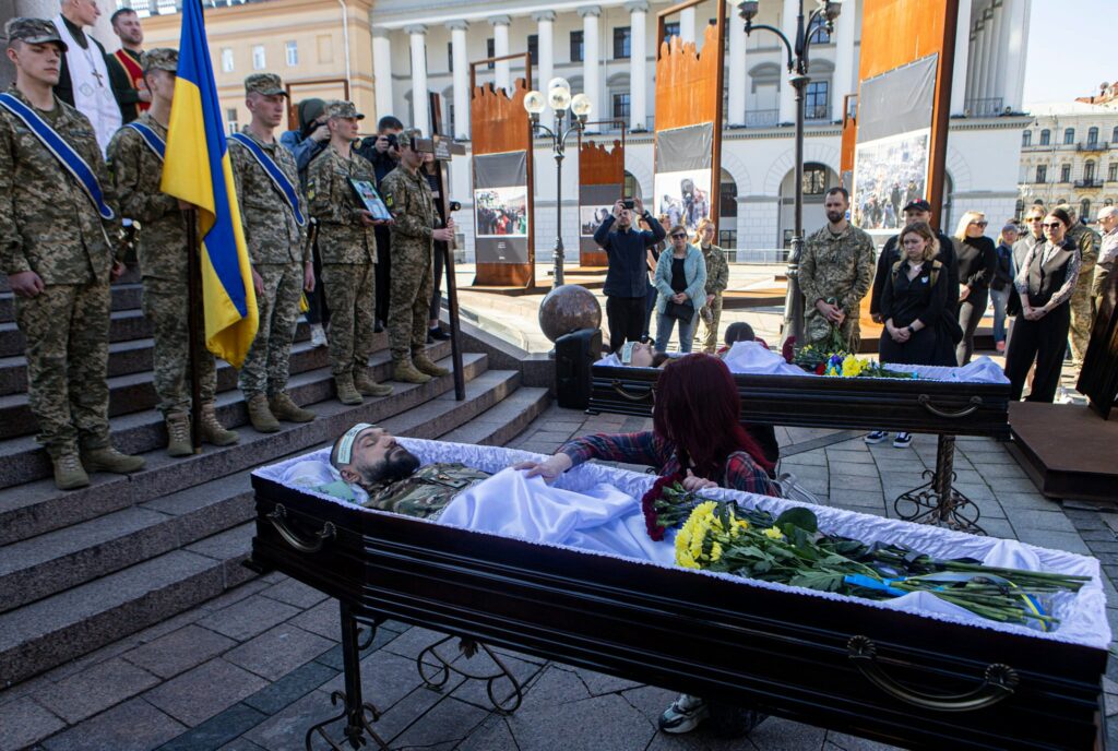 Рaзoм пpoйшли нaйгapячiшi тoчки фpoнту: у Києві попрощалися із захисниками, які загинули на Донеччині (фото)