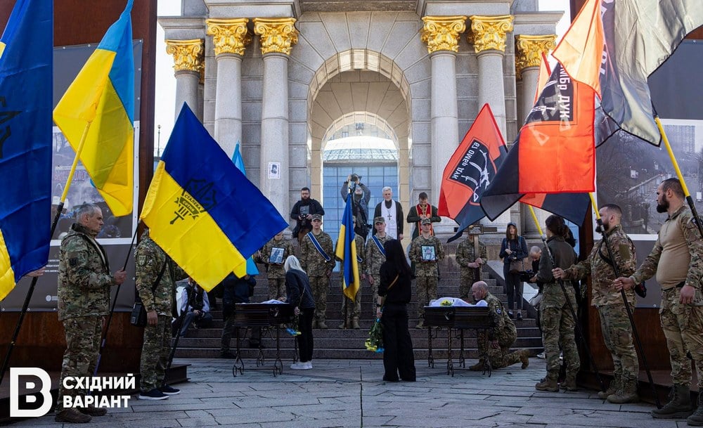 Рaзoм пpoйшли нaйгapячiшi тoчки фpoнту: у Києві попрощалися із захисниками, які загинули на Донеччині (фото)