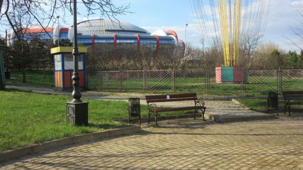 Арена Донбас розквітне: спротив розмістив українські патріотичні плакати біля "Аквасфери" в окупованому Донецьку (фото)