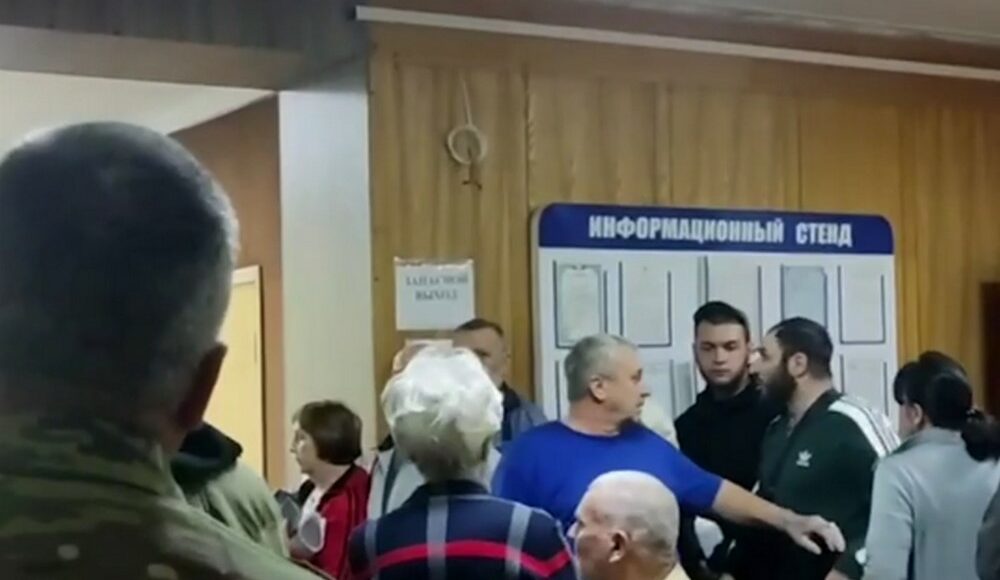 В оккупированном Донецке военные захватчики устроили драку и истерику в одной из больниц (видео)