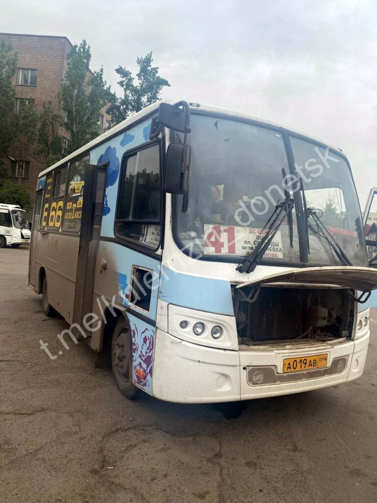 Рвані сидіння і брудна підлога: в окупованому Донецьку невдоволені пасажири поскаржилися на стан автобусів (фото)