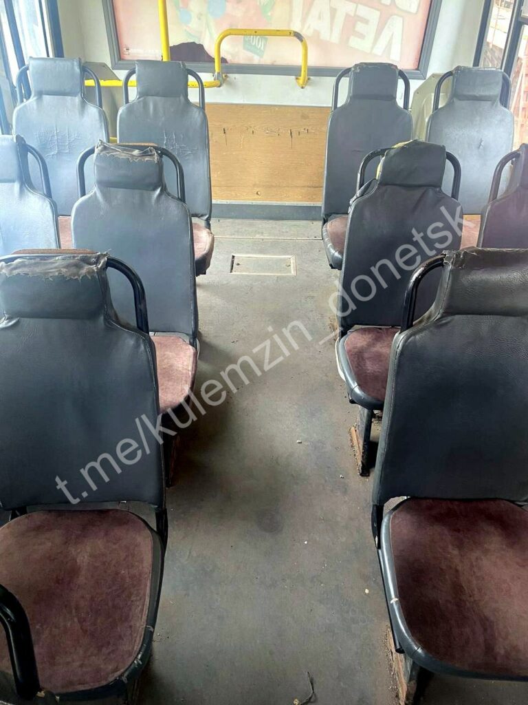 Рвані сидіння і брудна підлога: в окупованому Донецьку невдоволені пасажири поскаржилися на стан автобусів (фото)