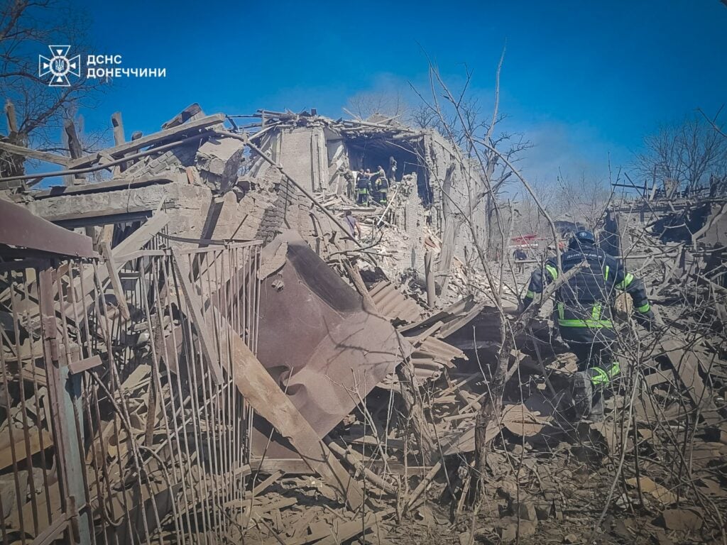 У Костянтинівці на місці ворожого удару рятувальникам доводиться постійно призупиняти роботи через загрозу повторного обстрілу (фото)