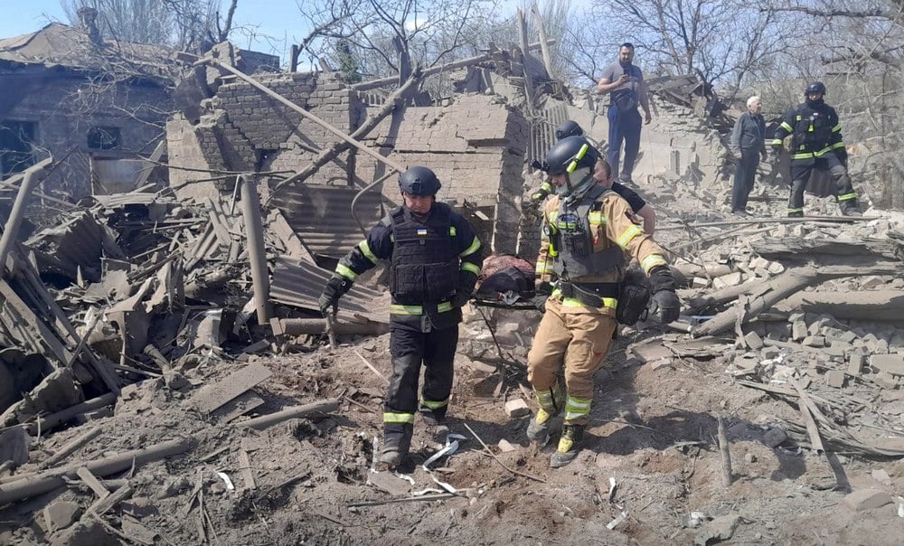 У Костянтинівці на місці ворожого удару рятувальникам доводиться постійно призупиняти роботи через загрозу повторного обстрілу (фото)