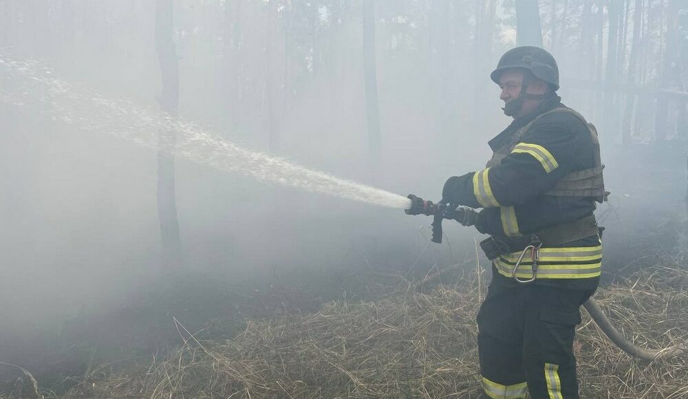 У Костянтинівці внаслідок ворожого обстрілу виникло загоряння мікроавтобуса