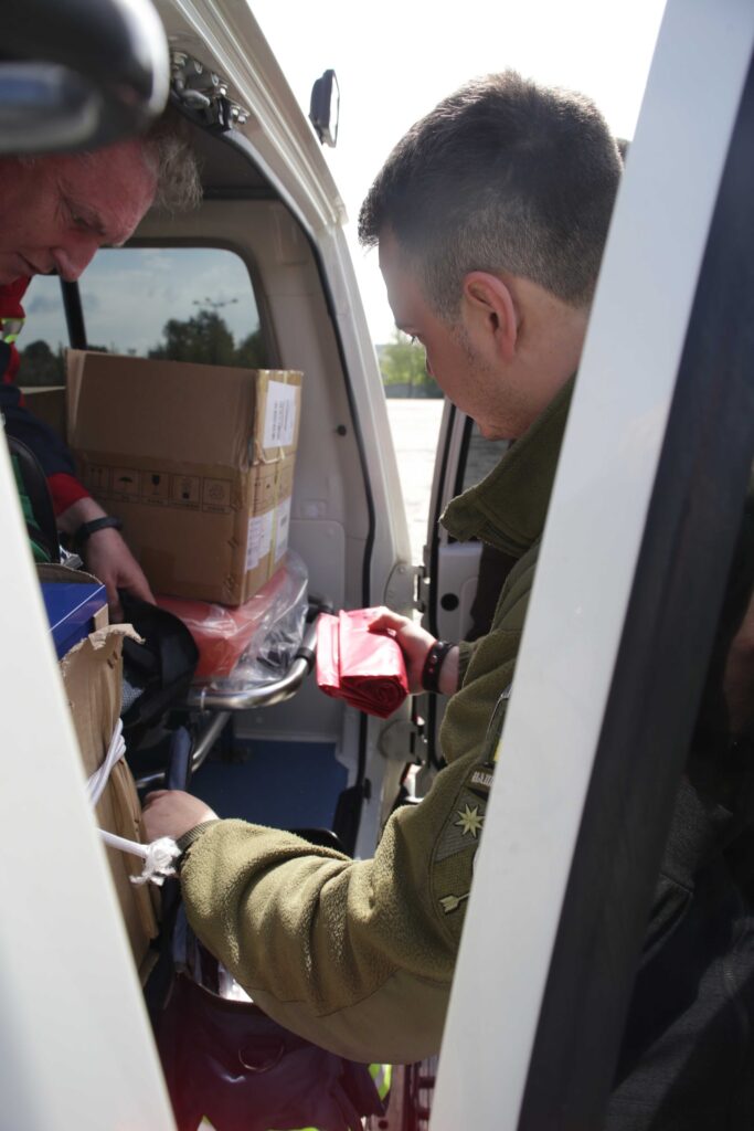 Луганщина передала військовим надсучасний автомобіль медичної допомоги