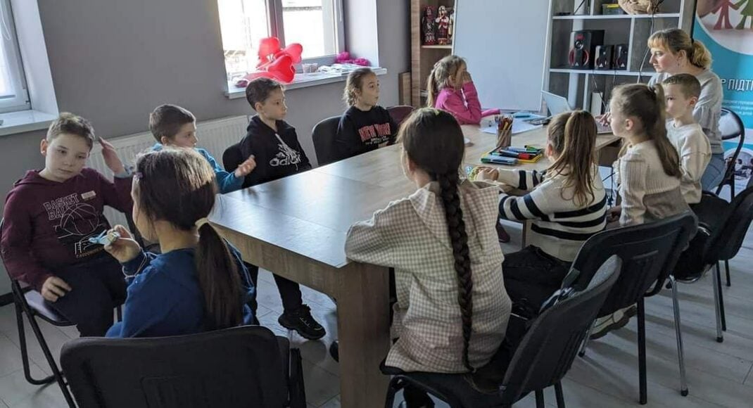 Дітей ВПО з Луганщини запрошують на заняття в освітніх класах у Києві і Сваляві