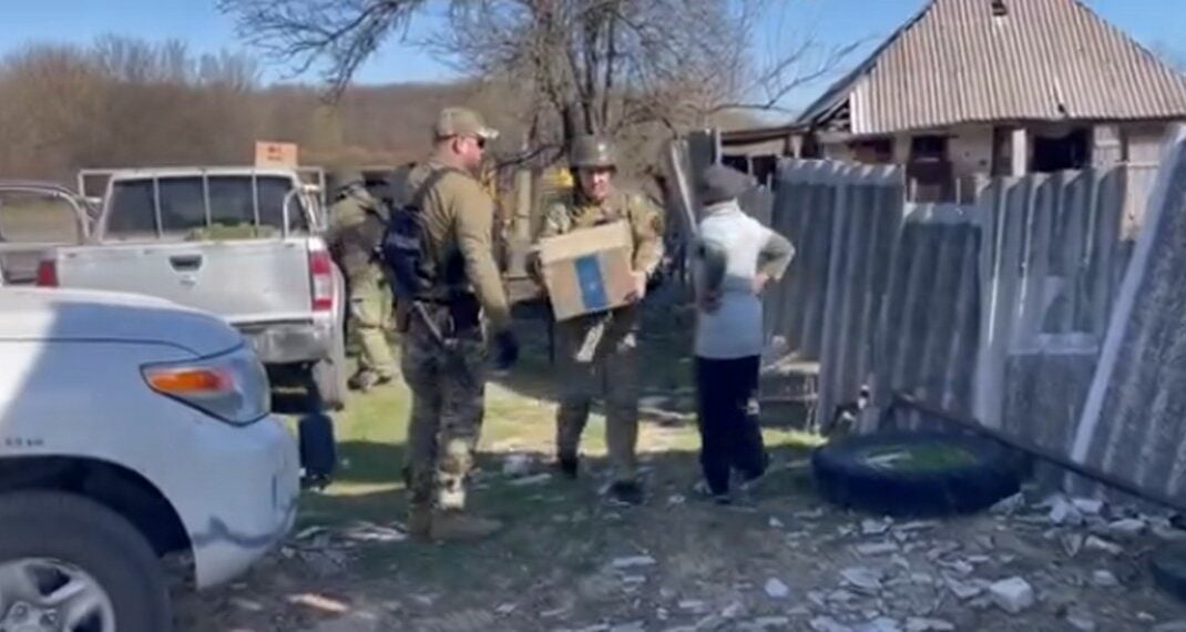 Поліція Луганщини доставила до прифронтових сіл продукти та хліб (відео)