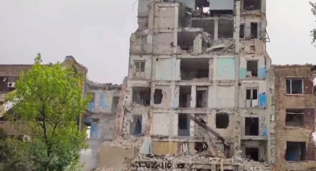 В Мариуполе оккупанты уничтожают здание ОСОУ ДОСААФ в историческом центре города (видео)