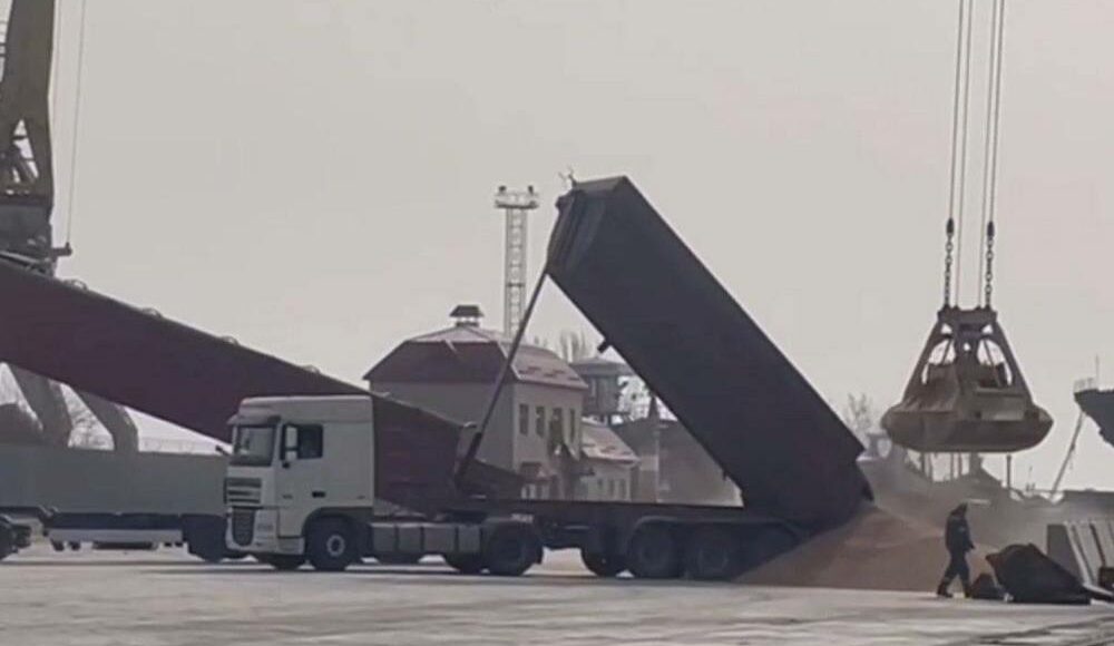 З Маріуполя до росії окупанти вивезли 50 тисяч тон вантажів, — міськрада