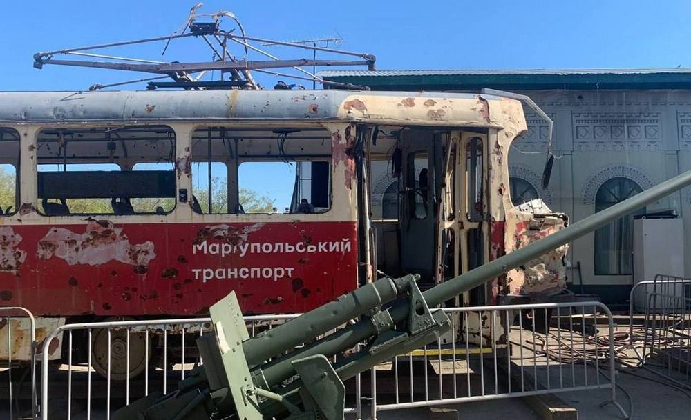 Окупанти привезли трамваї з Маріуполя до росії (фото)