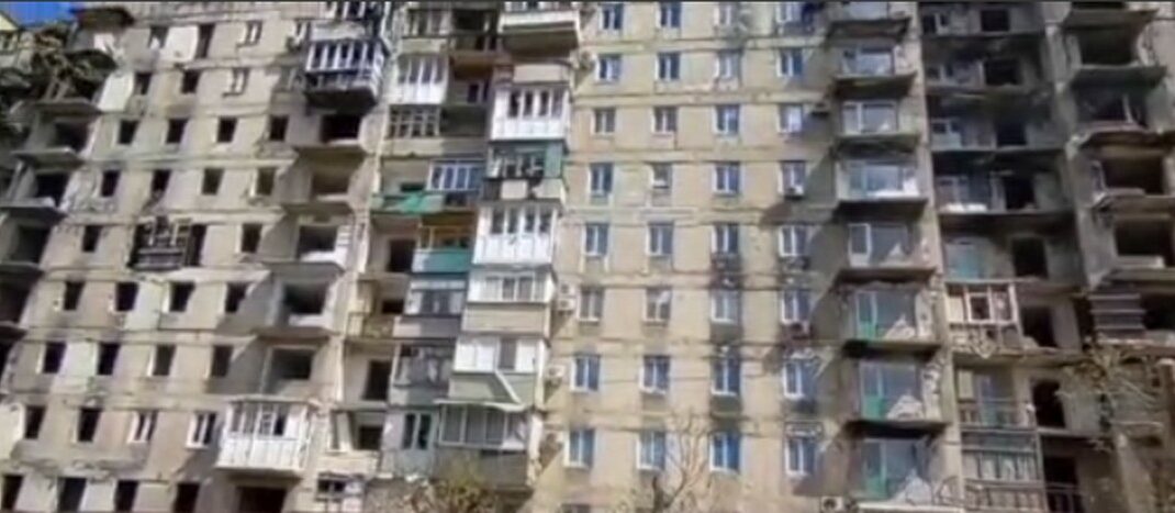 Горсовет показал Центральный район разрушенного оккупантами Мариуполя (видео)