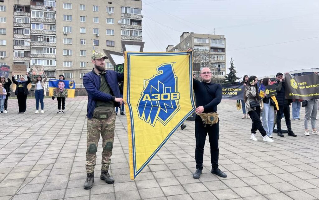 У Києві люди зібралися на акцію підтримки захисників Маріуполя (фото)