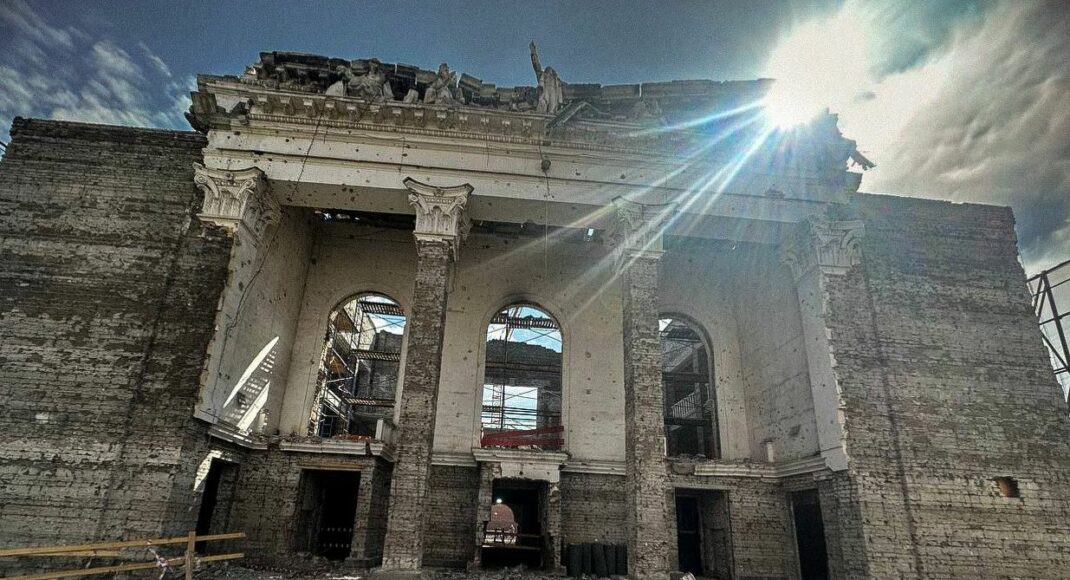 Горсовет показал, что осталось от фасада драмтеатра в Мариуполе