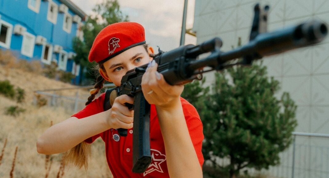 На окупованій Луганщині загарбники продовжують мілітаризацію дітей