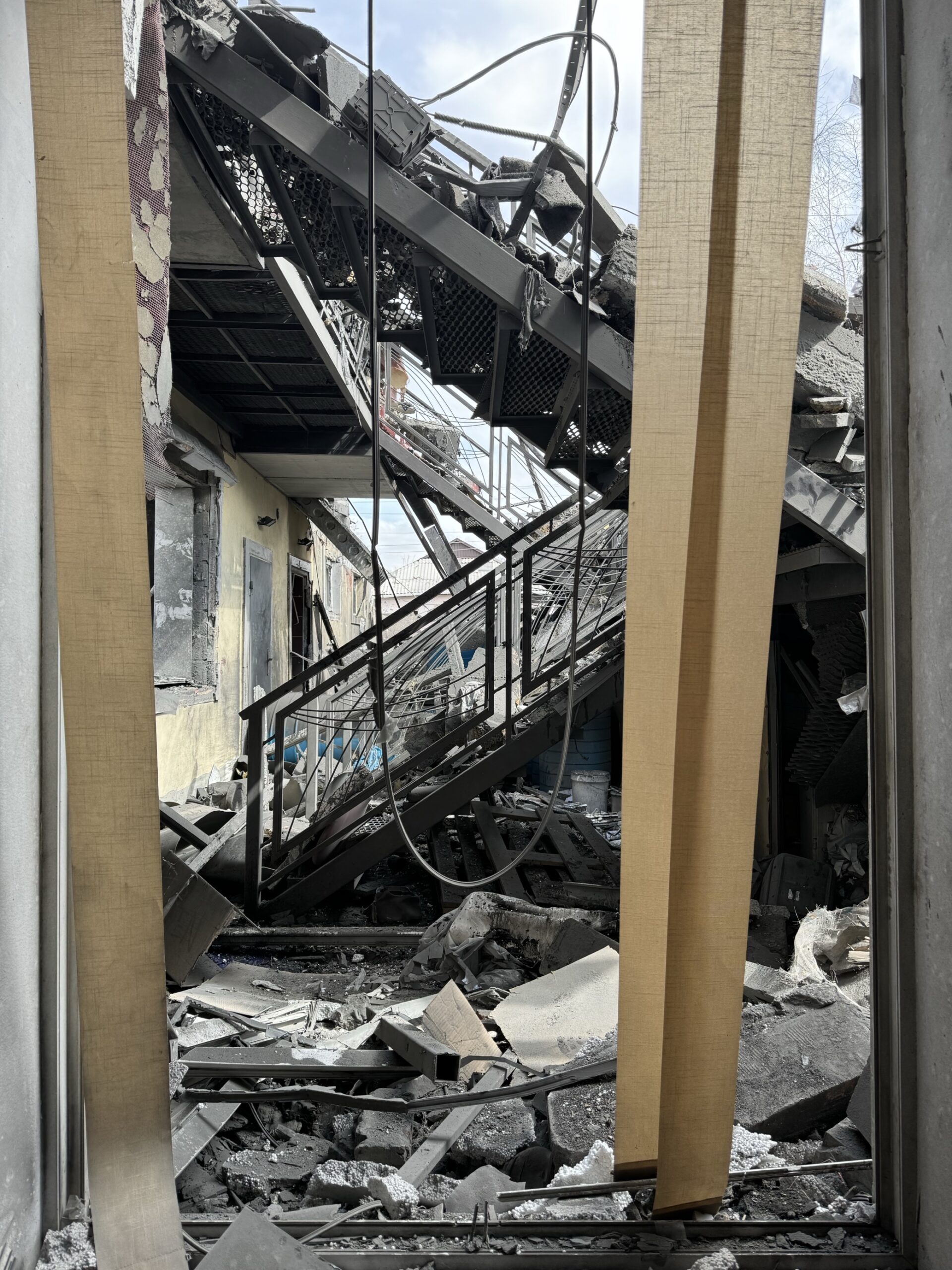 "Лікарі без кордонів" призупиняють діяльність на Донеччині через атаку на офіс у Покровську і поранення охоронця організації (фото)
