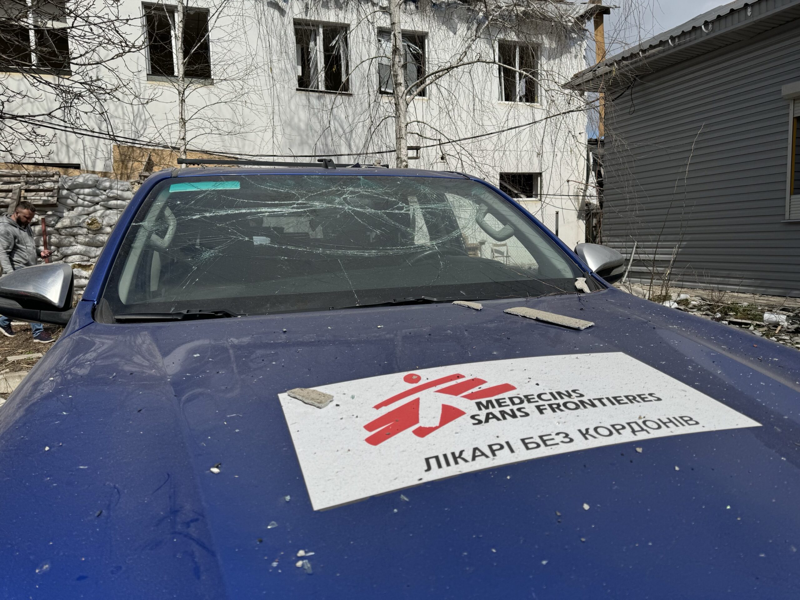 "Лікарі без кордонів" призупиняють діяльність на Донеччині через атаку на офіс у Покровську і поранення охоронця організації (фото)