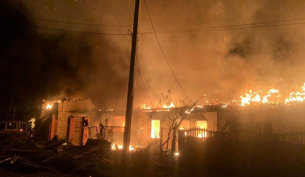 В Покровске в результате обстрела возникли пожары в административном здании и частном жилом доме (фото)
