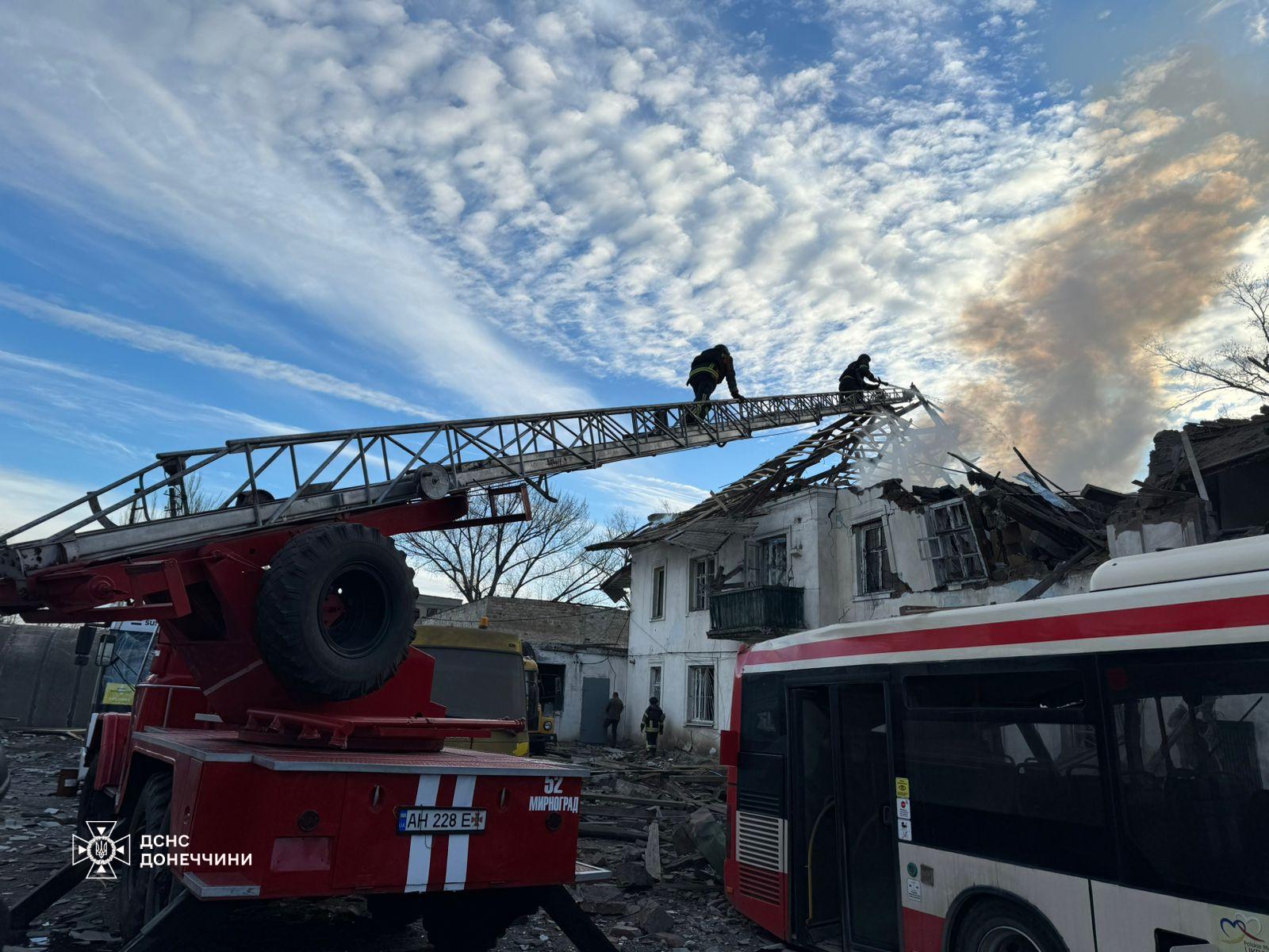 У Покровську внаслідок обстрілу виникли пожежі в адміністративній будівлі та приватному житловому будинку (фото)