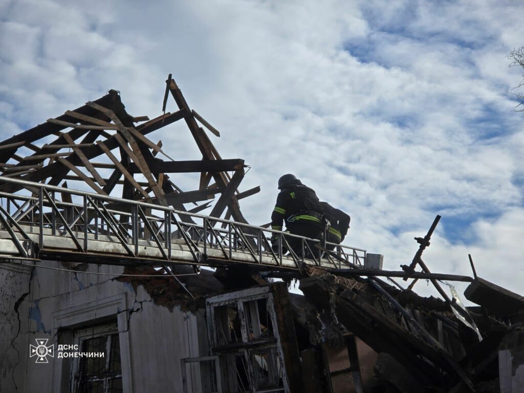 У Покровську внаслідок обстрілу виникли пожежі в адміністративній будівлі та приватному житловому будинку (фото)