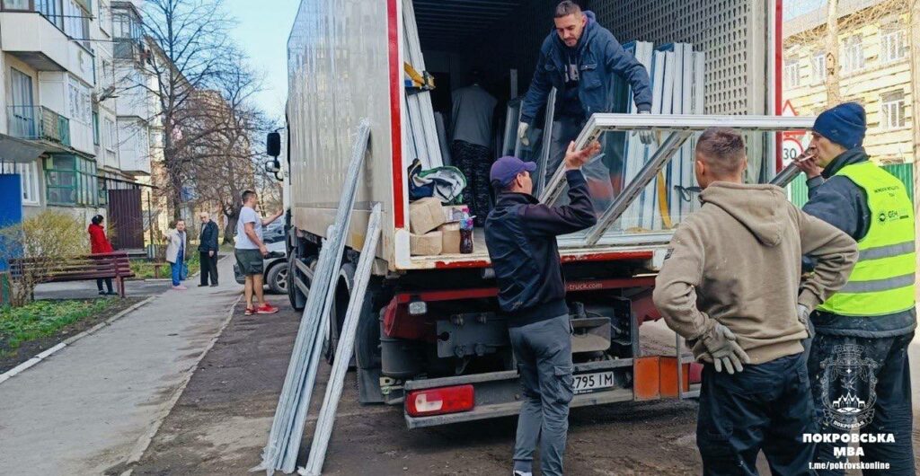 У Покровськ надійшла нова партія вікон від міжнародних донорів для відновлення (фото)