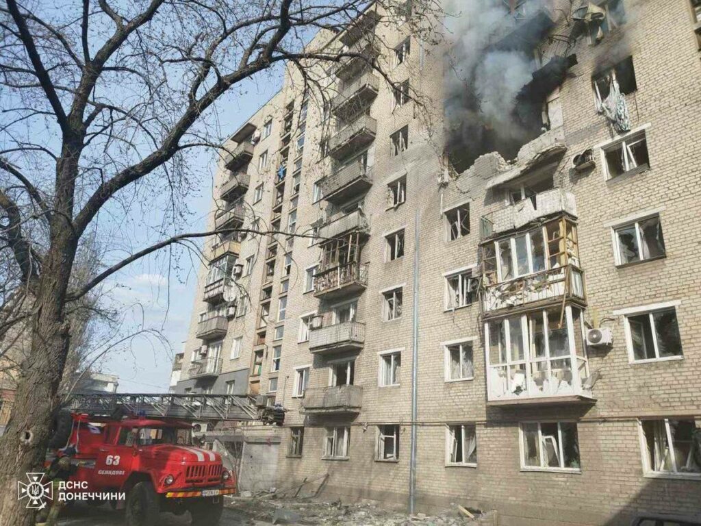 Ворог вдарив по 9-поверховому житловому будинку в Селидовому, надзвичайники рятували людей з пожежі після обстрілу (фото)