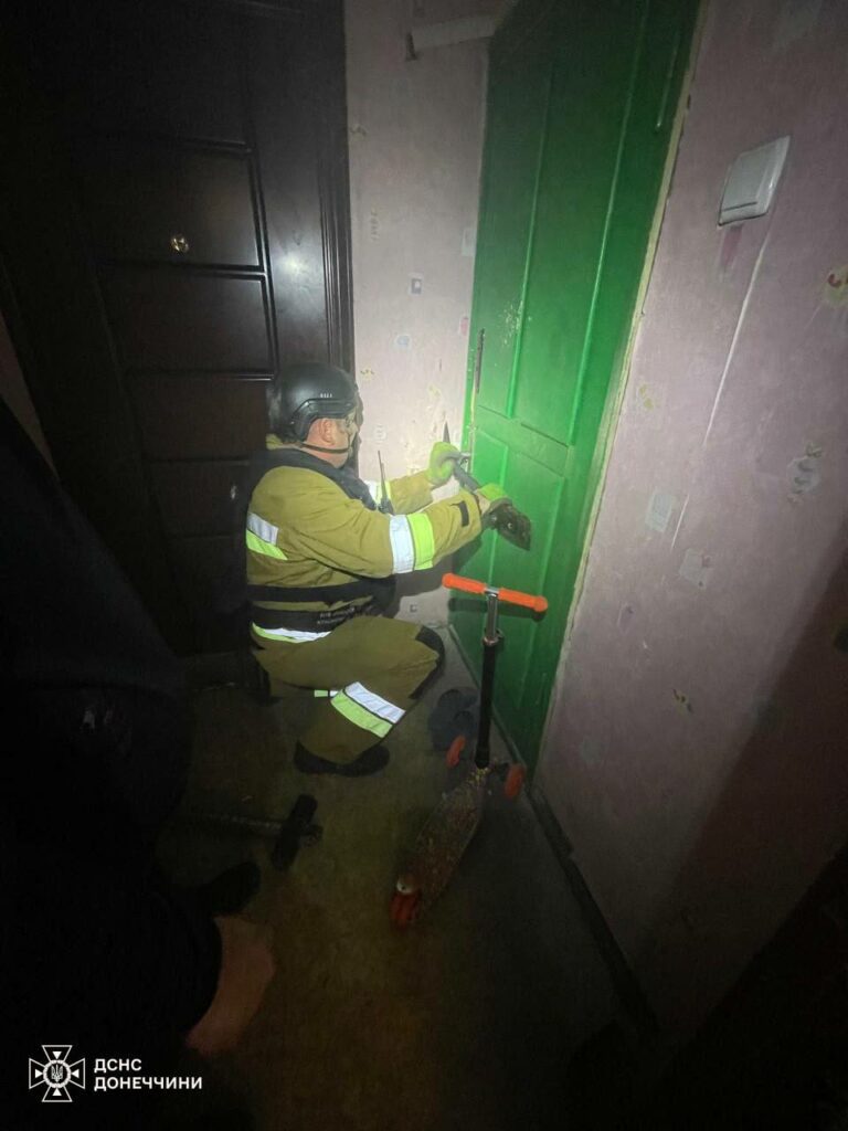 Ворог вдарив по 9-поверховому житловому будинку в Селидовому, надзвичайники рятували людей з пожежі після обстрілу (фото)