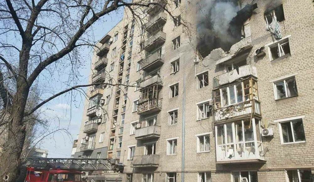 Ворог вдарив по 9-поверховому житловому будинку в Селидовому, людей рятували з пожежі, є поранені (фото)