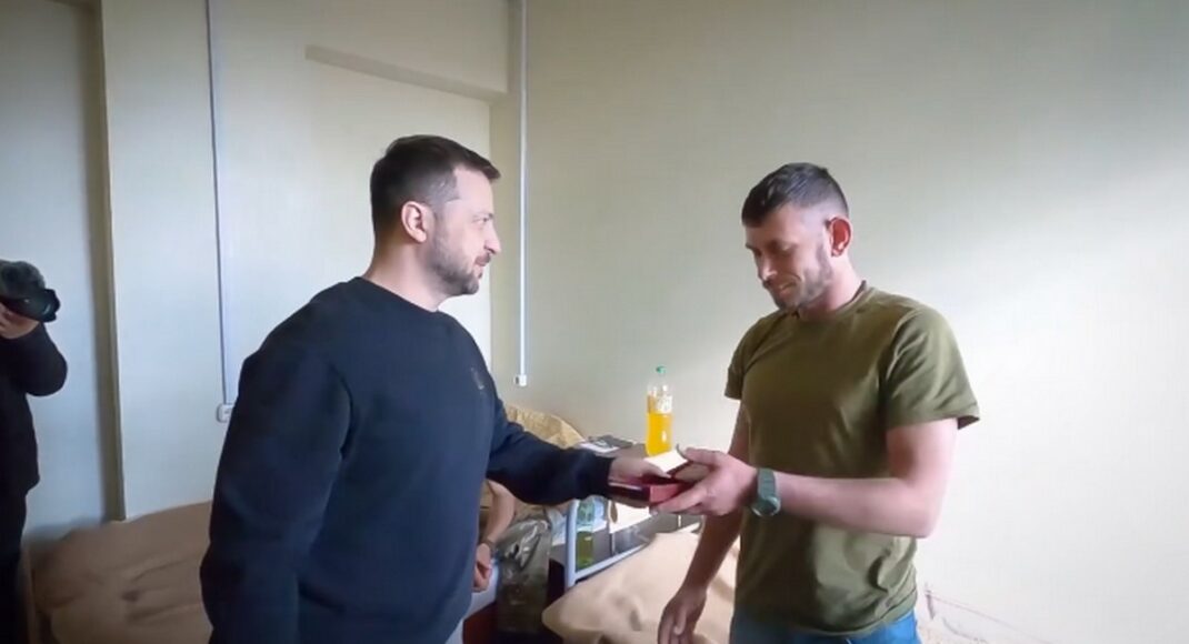Зеленский посетил украинских защитников в Донецкой области (видео)