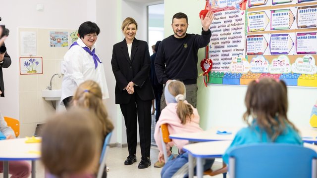 Президент с женой посетили гимназию и предприятие переселенцев из Мариуполя в Славутиче