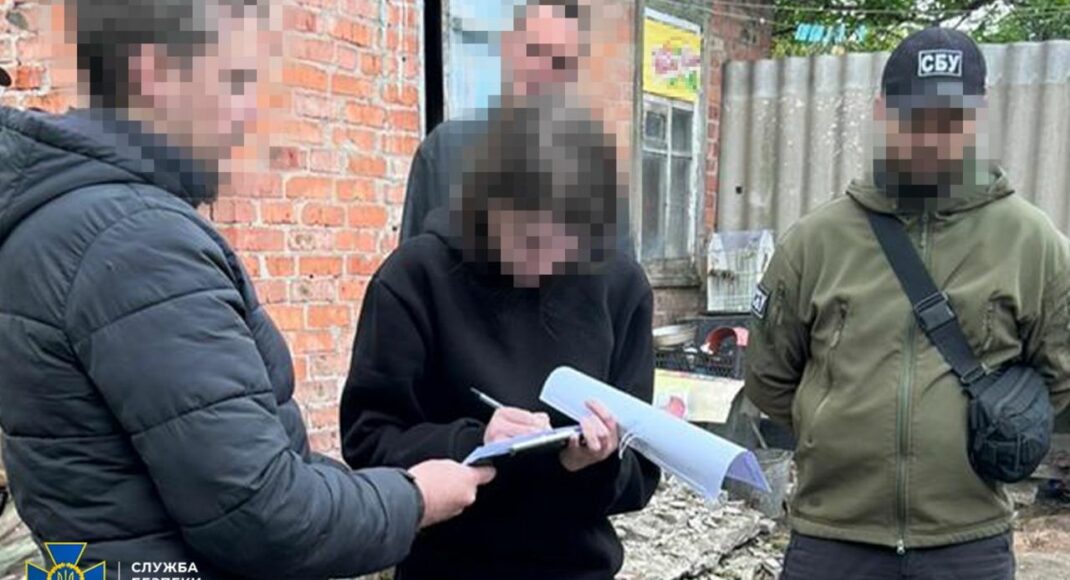 СБУ у Словʼянську затримала агентку ФСБ, яка мала виявляти переправи українських військ через місцеві річки