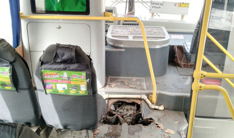 В оккупированной Макеевке в пассажирском автобусе на ходу провалился пол, пассажирка осталась без ноги