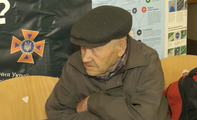 "Не хотів бути під росіянами": 88-річний чоловік вийшов з окупованої частини Очеретиного