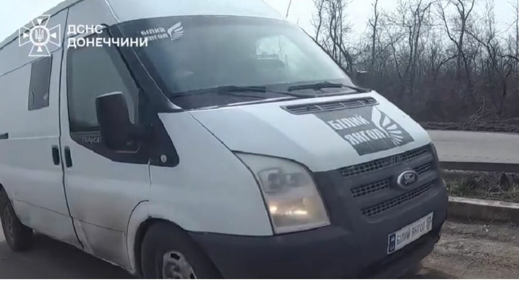 З Очеретиного на Донеччині рятувальники та поліціянти евакуювали жінку (відео)
