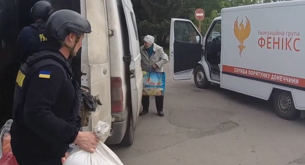 На Донеччині рятувальники евакуаційної групи "Фенікс" вивезли двох жителів села Архангельське (відео)