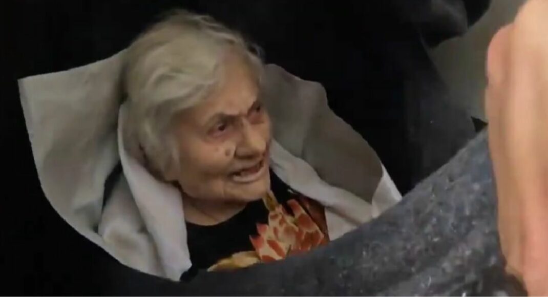 За неделю "Белые ангелы" эвакуировали 10 человек из Очеретино: среди них 101-летняя женщина (видео)