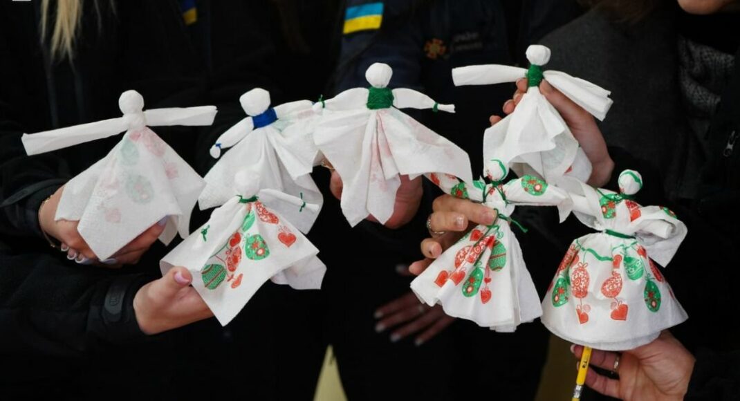 Чрезвычайницы Луганского гарнизона изготовили бумажные куклы-мотанки и прошли психологический тренинг (фото)