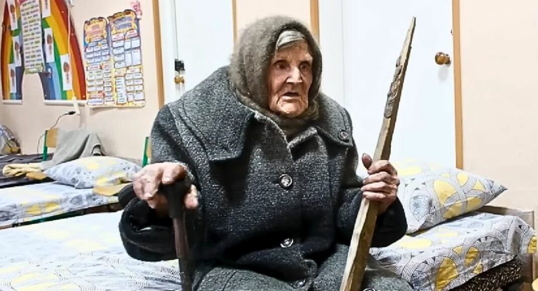 Monobank купит дом 98-летней женщине, которая 10 км шла из частично оккупированного Очеретино